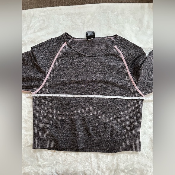 Victorias Secret VS Pink Seamless Cropped Workout Top Size Large Pink Multi - Picture 12 of 13
